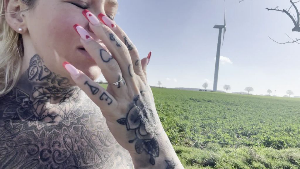 sexy foto nr. 9 von SPORT PRINZESS PISS! Hol dir den goldenen Saft!