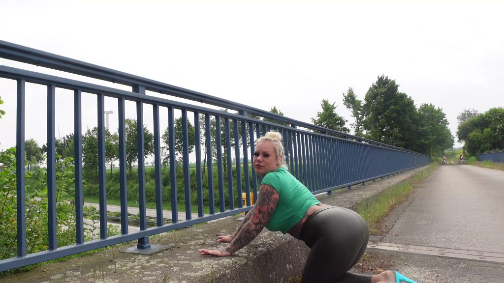 sexy foto nr. 2 von DIESER ARSCH SPANNT JEDEN EHEMANN AUS lass uns versaut sein