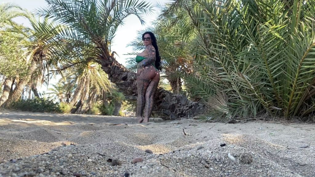 sexy foto nr. 5 von HOCHSCHWANGER von der PALME gepisst 6.MONAT