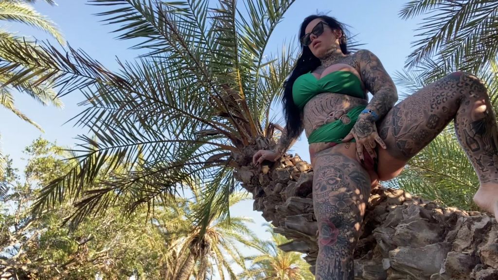 sexy foto nr. 7 von HOCHSCHWANGER von der PALME gepisst 6.MONAT