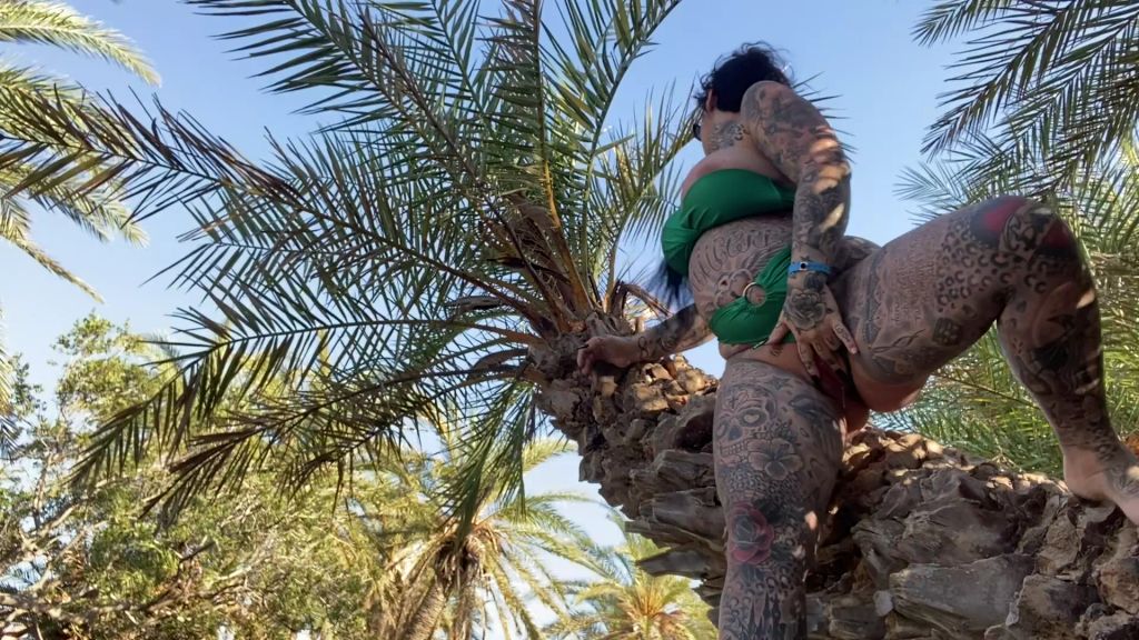 sexy foto nr. 8 von HOCHSCHWANGER von der PALME gepisst 6.MONAT