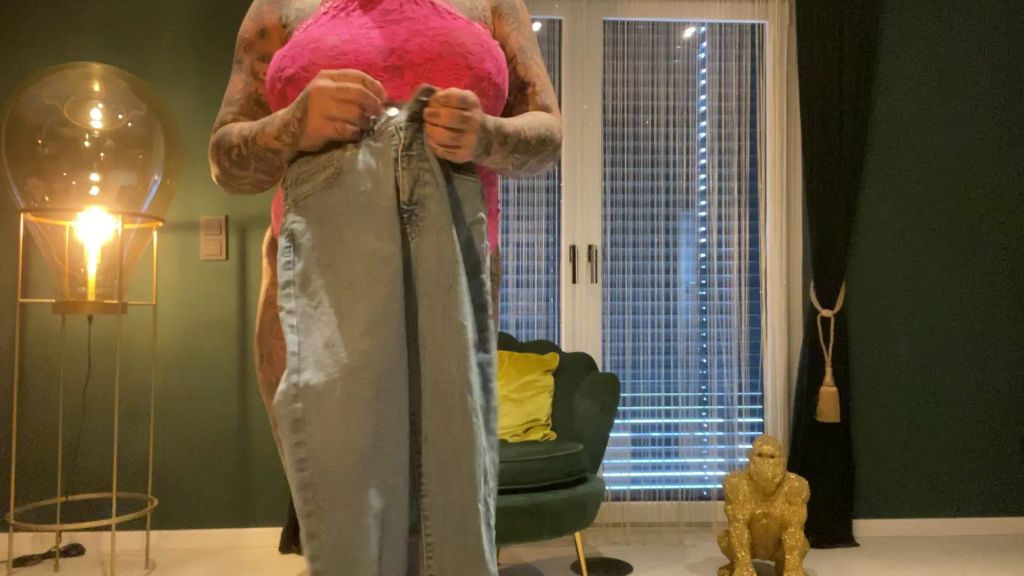 sexy foto nr. 4 von CURVY pregnant STEFFI I stopft sich in fickjeans I + 30% meh