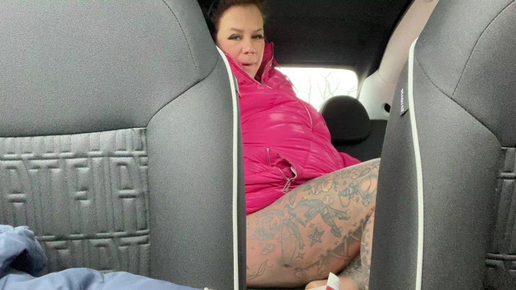 sexy foto nr. 1 von PUSSY Squirt im LEIHWAGEN