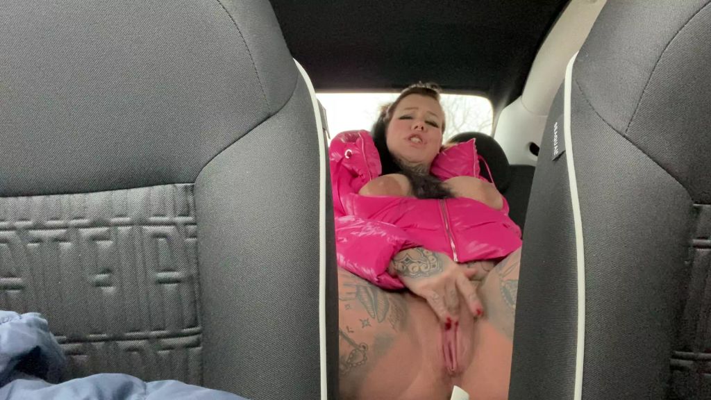 sexy foto nr. 9 von PUSSY Squirt im LEIHWAGEN