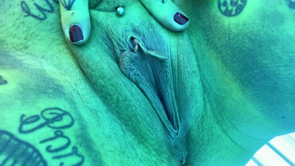sexy foto nr. 4 von pisse & milchtitten im SOLARIUM