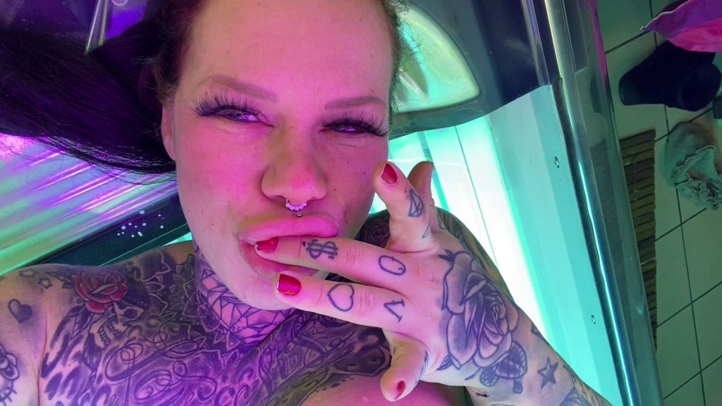 sexy foto nr. 8 von pisse & milchtitten im SOLARIUM