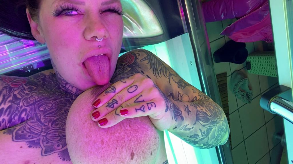 sexy foto nr. 9 von pisse & milchtitten im SOLARIUM