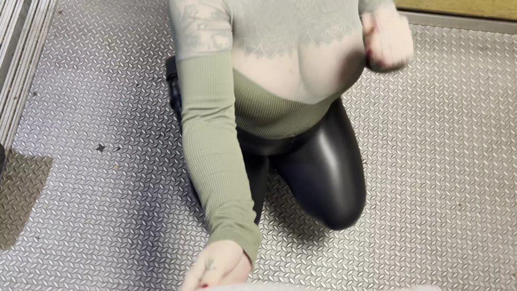 sexy foto nr. 1 von steffi IM PIMMELFAHRSTUHL | SCHWANGERE HAT HEISSHUNGER
