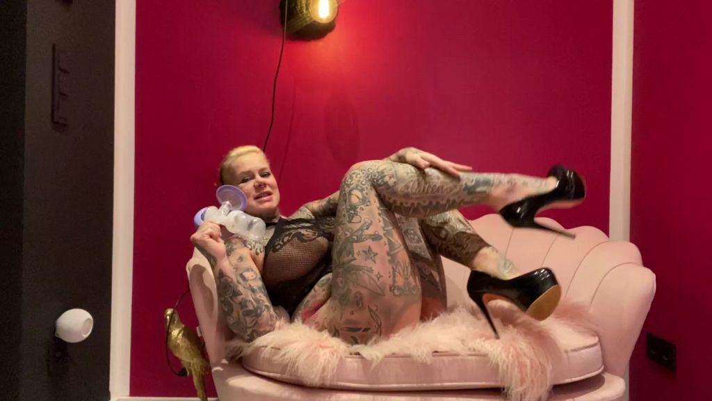 sexy foto nr. 1 von SILIKON MILCH TITTEN erst Zapfen dann ficken.