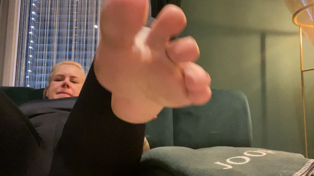 sexy foto nr. 2 von LECK FÜßE I genieße meine kleinen üßen Stinkefüßchen