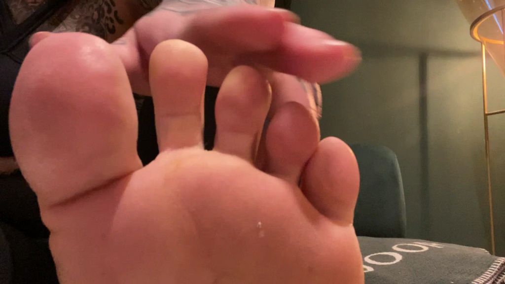 sexy foto nr. 3 von LECK FÜßE I genieße meine kleinen üßen Stinkefüßchen