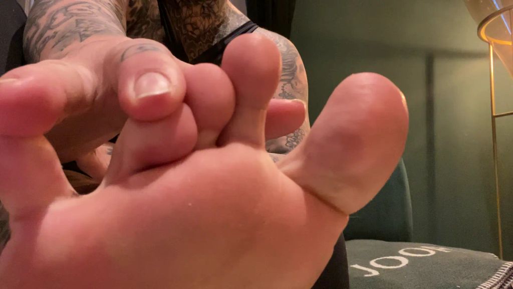 sexy foto nr. 4 von LECK FÜßE I genieße meine kleinen üßen Stinkefüßchen