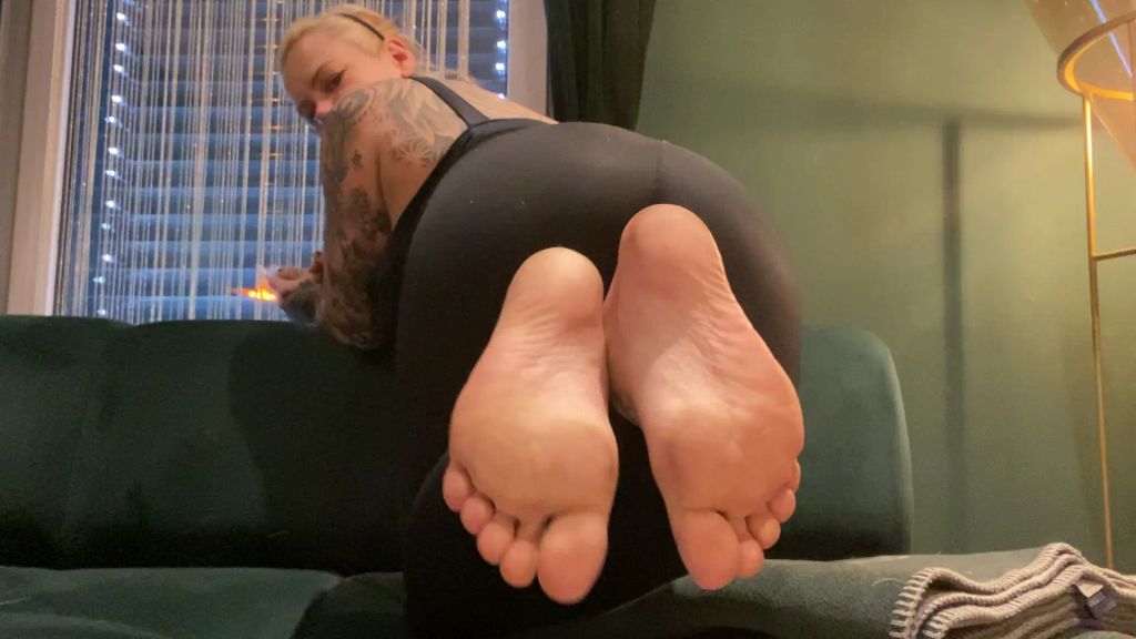 sexy foto nr. 5 von LECK FÜßE I genieße meine kleinen üßen Stinkefüßchen