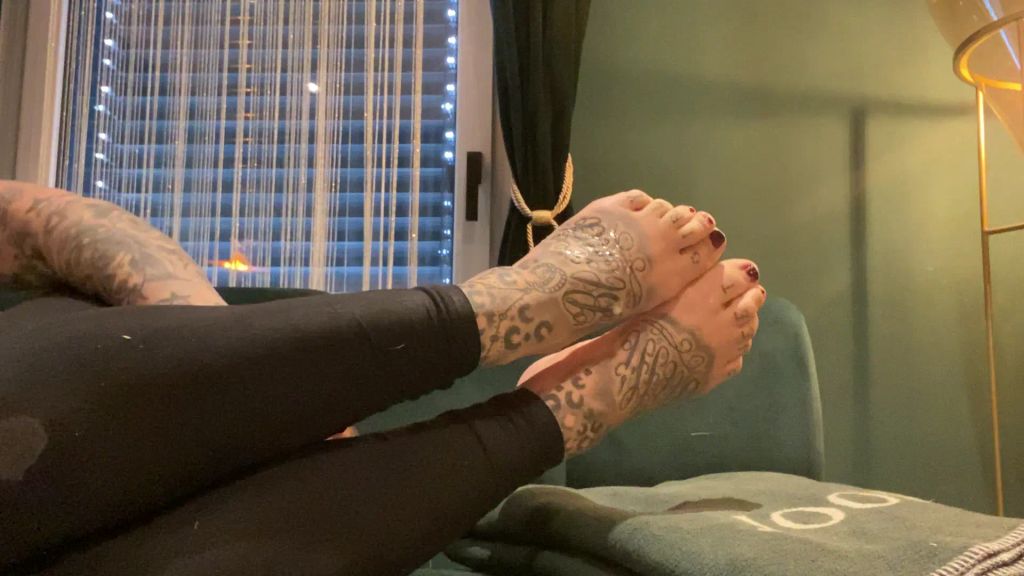 sexy foto nr. 9 von LECK FÜßE I genieße meine kleinen üßen Stinkefüßchen