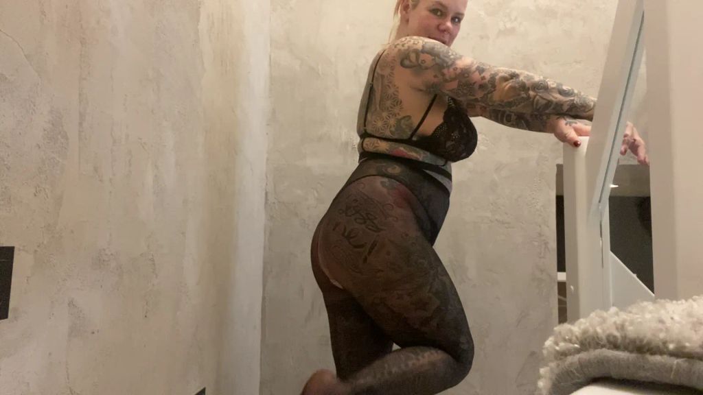 sexy foto nr. 1 von DIRTY nylon footjob I riechen, spritzen & genießen