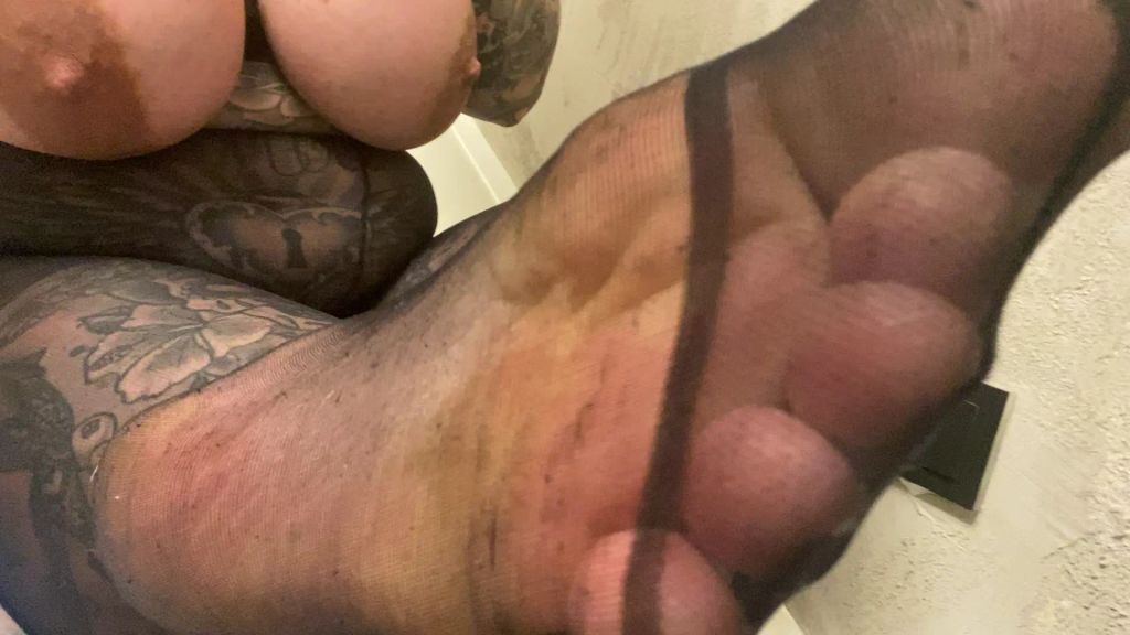 sexy foto nr. 9 von DIRTY nylon footjob I riechen, spritzen & genießen