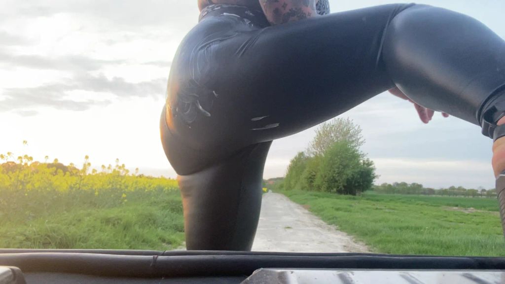 sexy foto nr. 9 von 1 2 3 WIXX DEN GEILEN LATEXARSCH voll