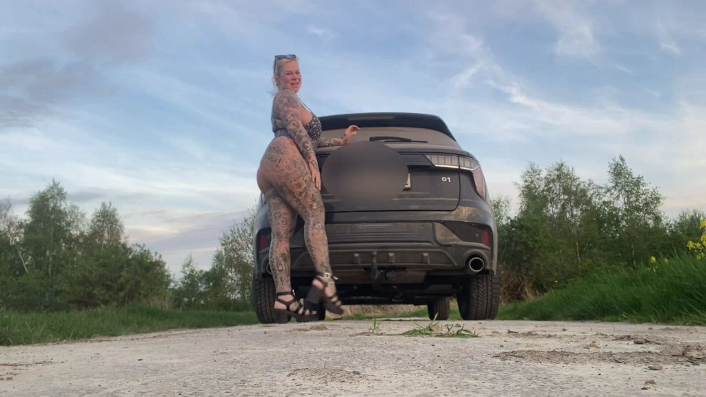 sexy foto nr. 1 von VOLLGAS abritt auf der ANHÄNGERKUPPLUNG | ups da flutscht si