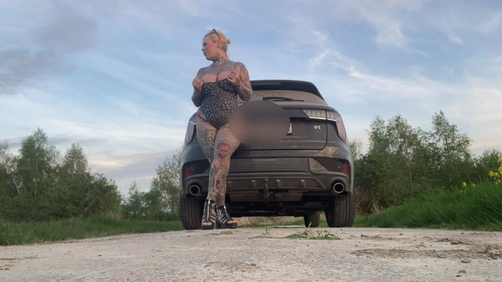 sexy foto nr. 2 von VOLLGAS abritt auf der ANHÄNGERKUPPLUNG | ups da flutscht si