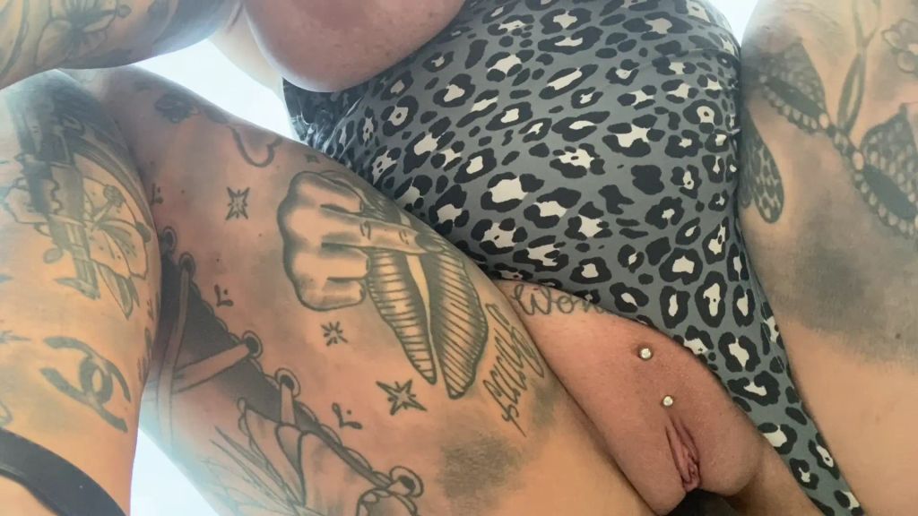 sexy foto nr. 9 von VOLLGAS abritt auf der ANHÄNGERKUPPLUNG | ups da flutscht si