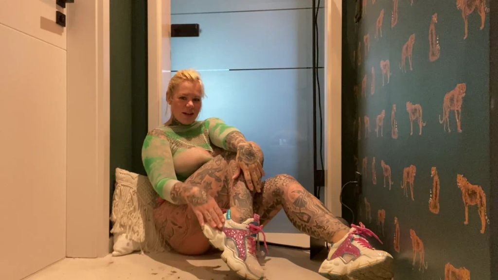 sexy foto nr. 1 von Verdammt perverse sneaker piss