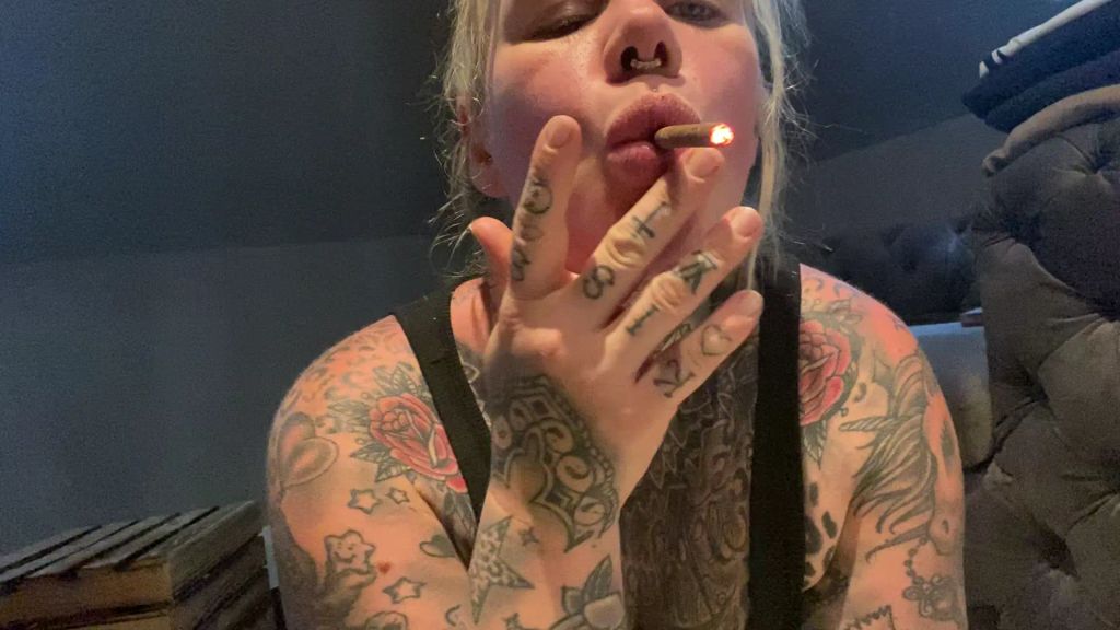sexy foto nr. 2 von smoking ASI FOTZEN BITCH I ich qualm die ganze asi hütte vol