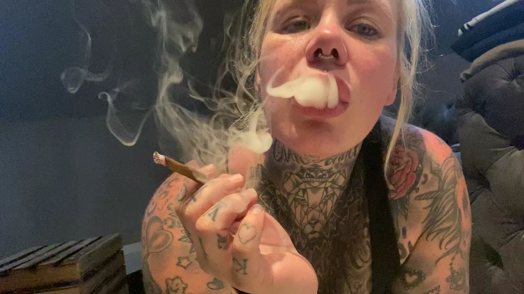 sexy foto nr. 4 von smoking ASI FOTZEN BITCH I ich qualm die ganze asi hütte vol
