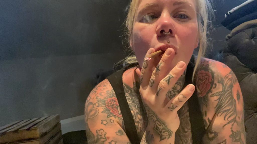 sexy foto nr. 5 von smoking ASI FOTZEN BITCH I ich qualm die ganze asi hütte vol