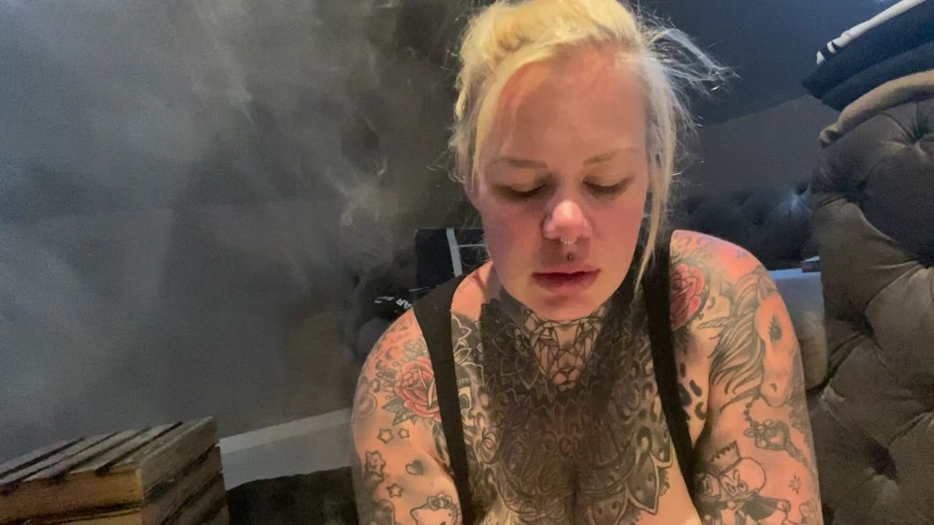 sexy foto nr. 6 von smoking ASI FOTZEN BITCH I ich qualm die ganze asi hütte vol