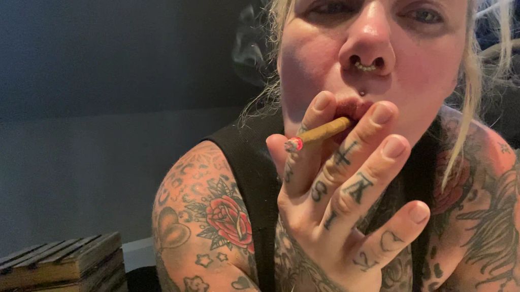 sexy foto nr. 7 von smoking ASI FOTZEN BITCH I ich qualm die ganze asi hütte vol
