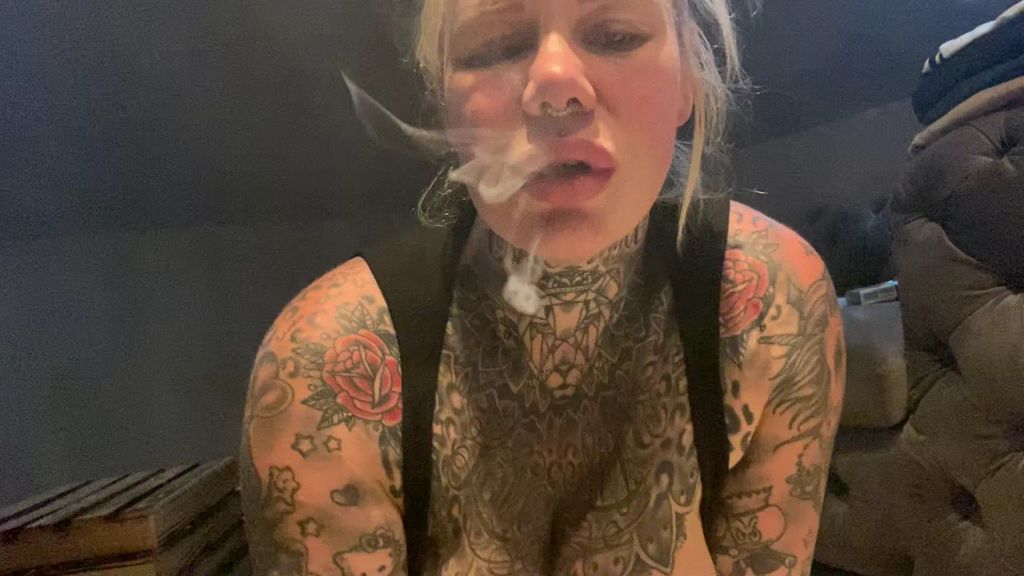 sexy foto nr. 9 von smoking ASI FOTZEN BITCH I ich qualm die ganze asi hütte vol