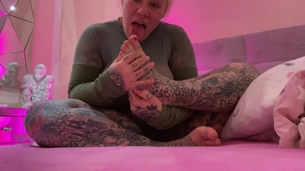 sexy foto nr. 8 von stinkiiii Füsschen LECKEN LUTSCHEN VERWÖHNEN