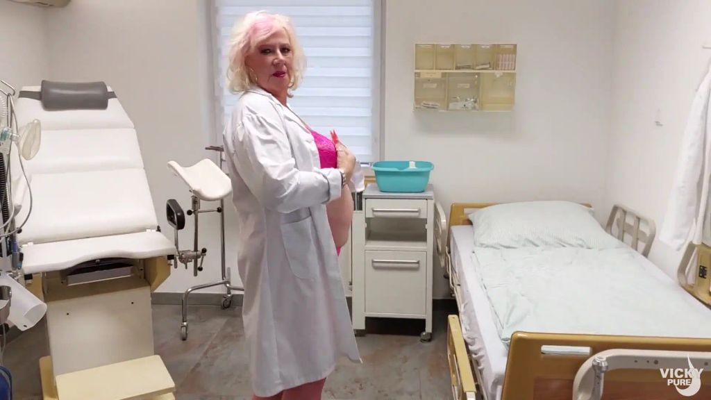 sexy foto nr. 4 von Frau Doktor Vicky wartet völlig heiß auf den nächsten geilen Patienten
