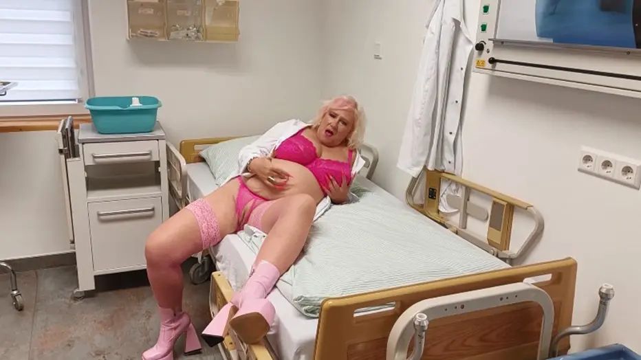 sexy foto nr. 10 von Frau Doktor Vicky wartet völlig heiß auf den nächsten geilen Patienten