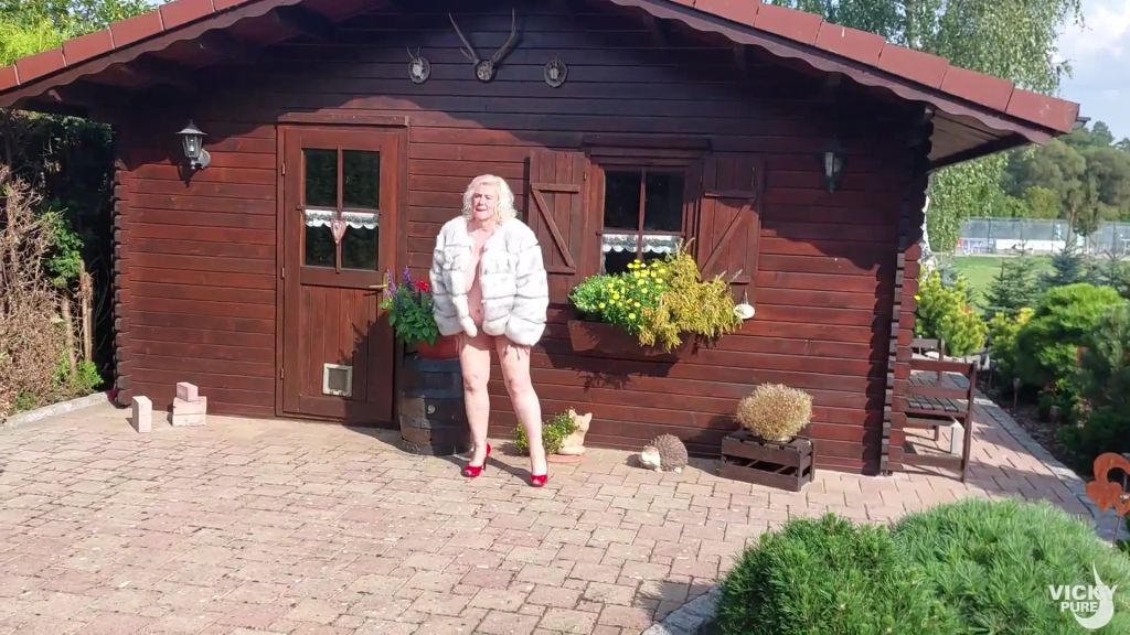 sexy foto nr. 1 von Nackt - nur mit Pelz und High Heels unterwegs