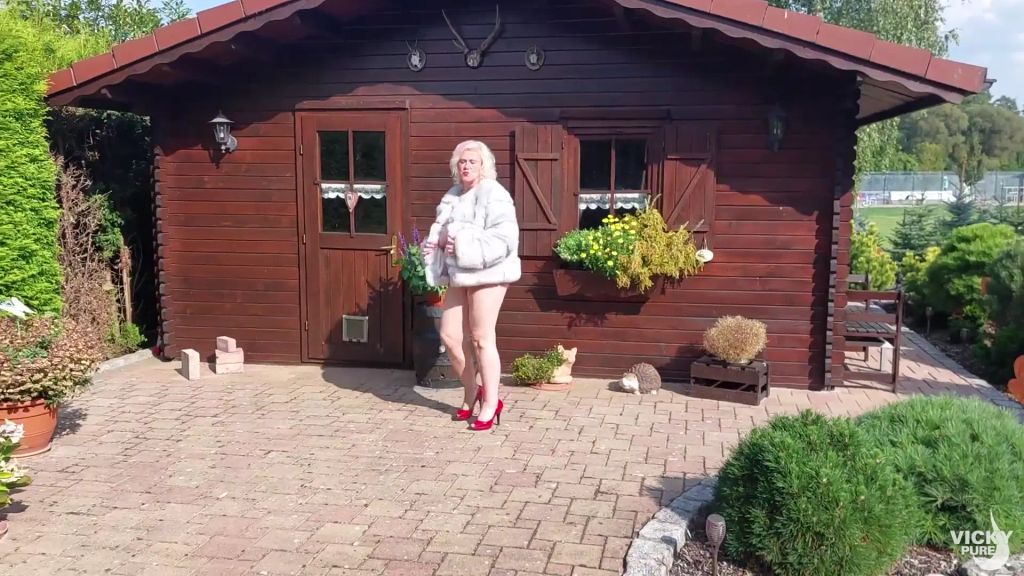 sexy foto nr. 2 von Nackt - nur mit Pelz und High Heels unterwegs