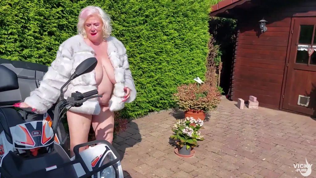 sexy foto nr. 3 von Nackt - nur mit Pelz und High Heels unterwegs