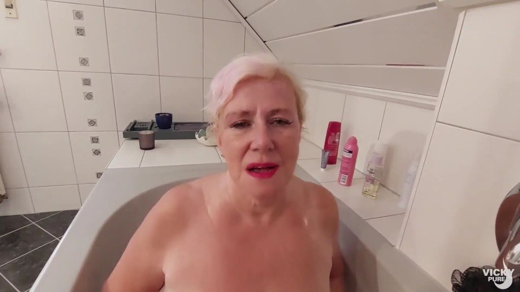 sexy foto nr. 1 von In der Badewanne die erste Sperma Ladung erhalten
