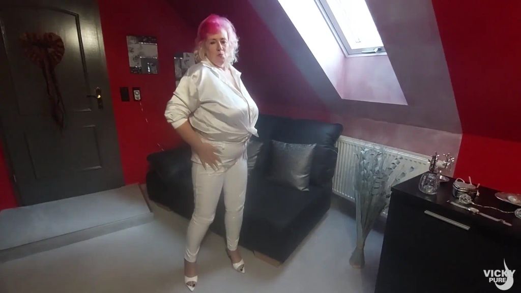 sexy foto nr. 1 von Immer und überall fickbereit mit der ouvert Lack Hose