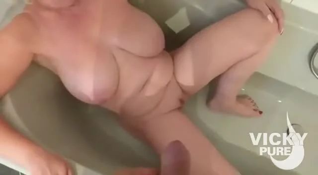 sexy foto nr. 1 von In der Badewanne vollgepisst worden