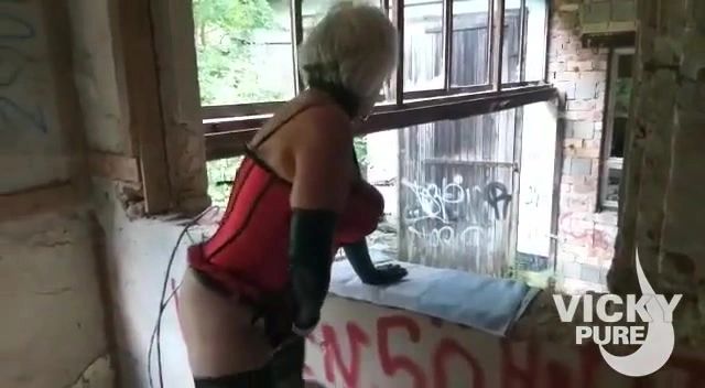 sexy foto nr. 3 von Geil in der Ruine