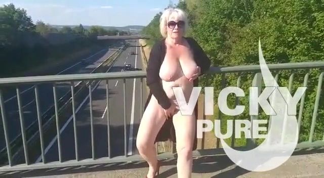 sexy foto nr. 4 von Nackt auf der Autobahnbrücke