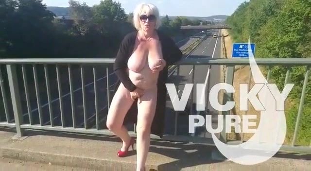 sexy foto nr. 6 von Nackt auf der Autobahnbrücke