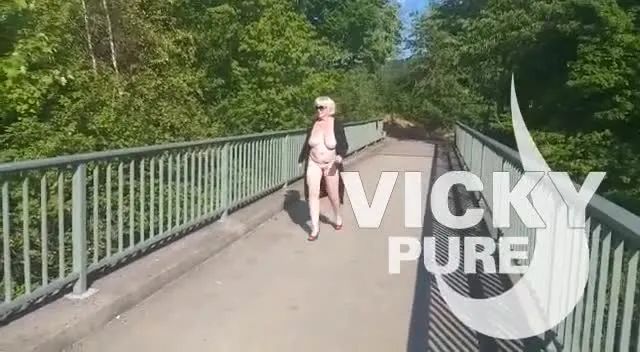 Nackt auf der Autobahnbrücke