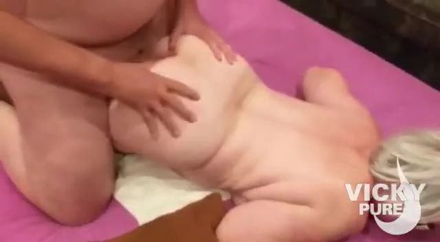 Blank doggy gefickt und die volle Ladung Sperma abbekommen