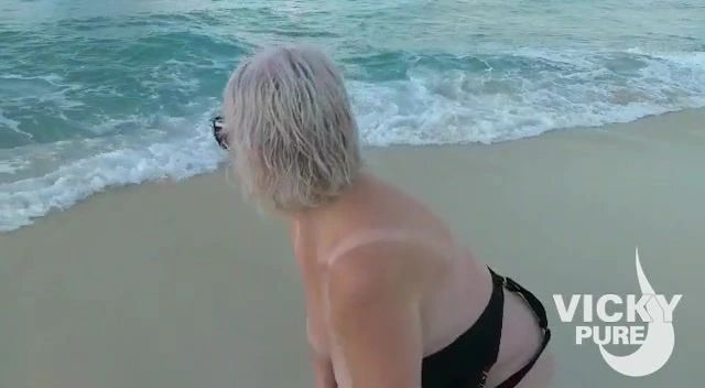 sexy foto nr. 4 von Fotze wichsen in der Brandung
