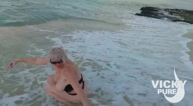 sexy foto nr. 5 von Fotze wichsen in der Brandung