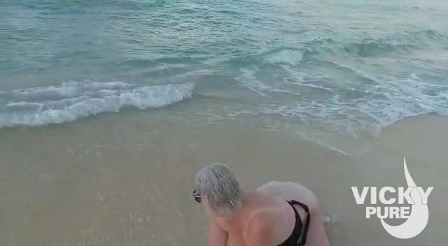 sexy foto nr. 9 von Fotze wichsen in der Brandung