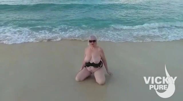 sexy foto nr. 10 von Fotze wichsen in der Brandung