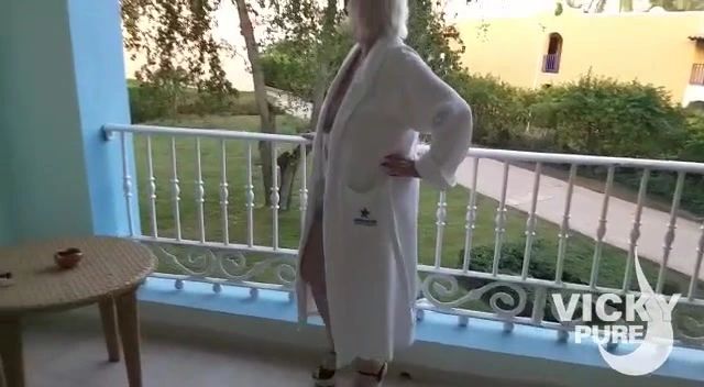 sexy foto nr. 2 von Nackt auf dem Hotelbalkon